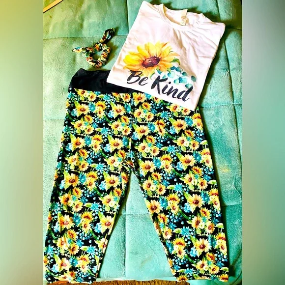 3-piece Set - Capri leggings, Graphic T-shirt, and matching hair scrunchie - Picture 5 of 13